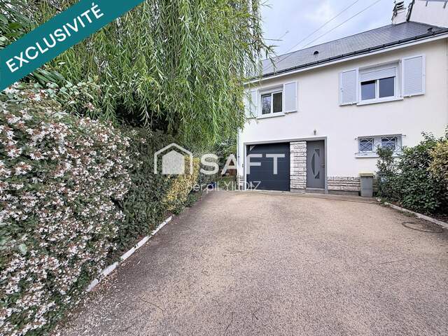 Maison familiale avec terrasse, jardin et garage — photo du bien