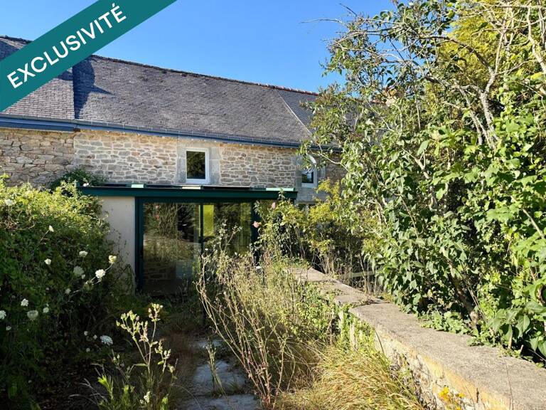 Bâtisse en pierre de 50 m² à rénover, avec véranda et jardinet. — photo 1