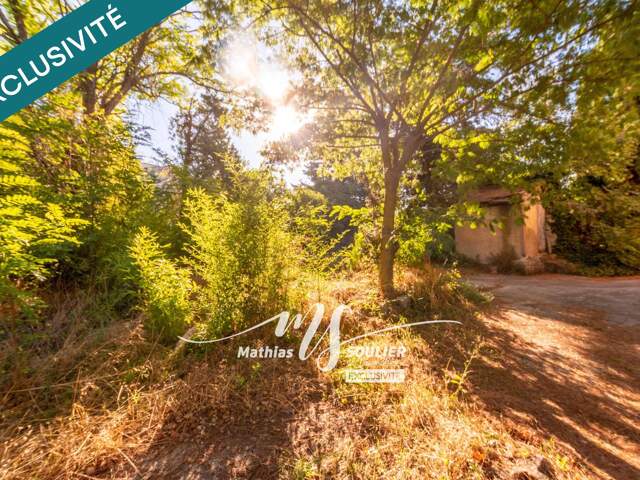 Terrain constructible de 473 m² proche du centre — photo du bien