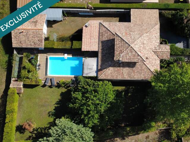 Maison avec piscine, sauna et terrain arboré — photo du bien