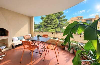 CAVALAIRE-SUR-MER  BEL  APPARTEMENT T3 DE 59M2 RÉNOVÉ AVEC TERRASSE & GARAGE FERME- PROCHE PLAGE PORT COMMERCES- QUARTIER RESIDENTIEL — photo du bien