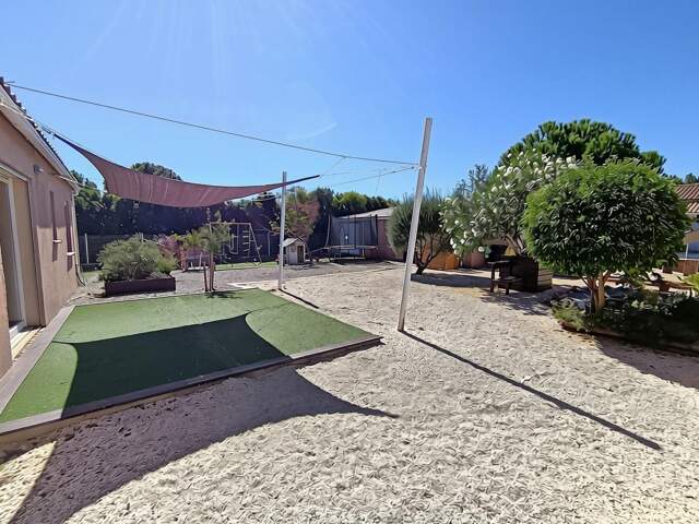 Villa 120m² 4 chambres sur terrain de 996m² avec piscine, double garage et cuisine d'été — photo du bien