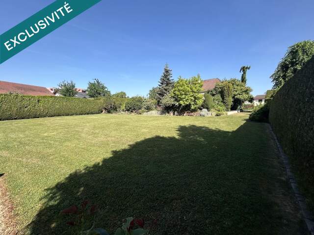Terrain plat arboré et clôturé — photo du bien
