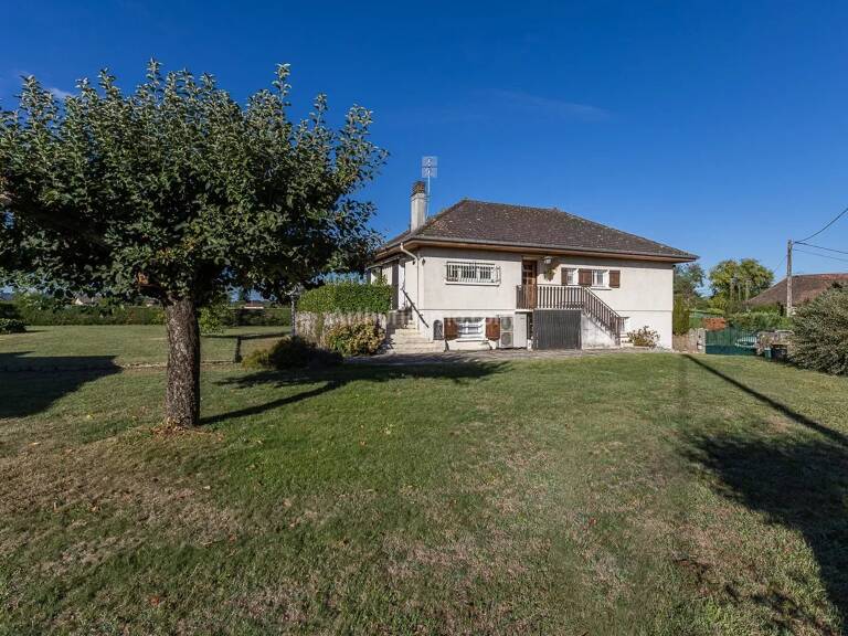 Maison individuelle avec 2 400m² de terrain — photo 1