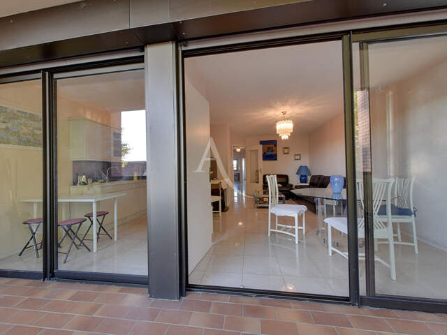 MONTAUBAN, centre ville, T4 traversant, ascenseur au palier, garage, terrasse — photo du bien
