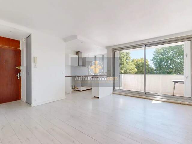 3 pièces à vendre avec balcon, 2 chambres, cave accès écoles et commerces — photo du bien