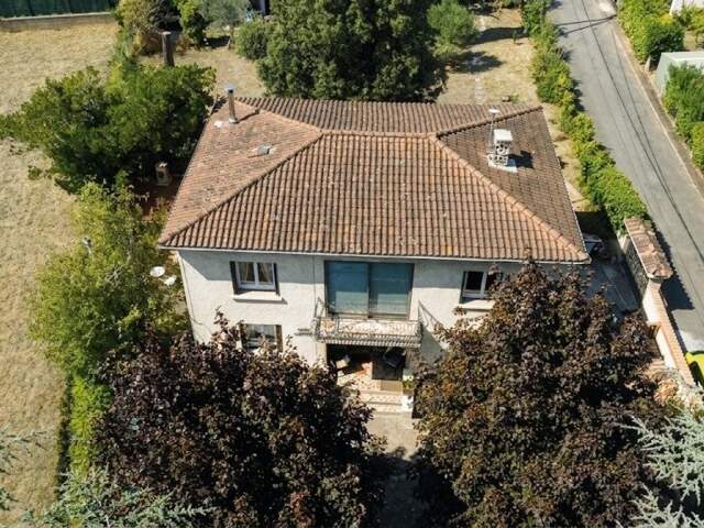 Grande maison familiale T7 4/5 chambres, 2  garages sur 1274m² arborés avec dépendance et puit. — photo du bien
