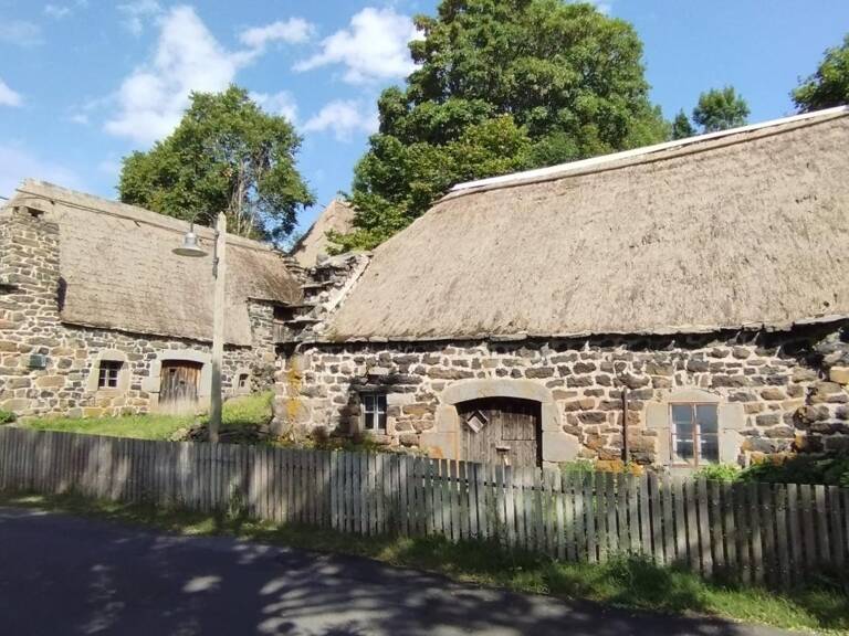 Rare, 2 chaumières dans hameau touristique de Haute Loire — photo 1