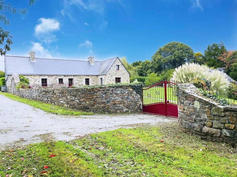 Ensemble immobilier de caractère comprenant une longère, un gîte et une maison à rénover, à 30 minutes de Lannion et proche de la Côte de Granit Rose.Longère +Gîte +Dépendance sous ardoise et atelier — photo 1