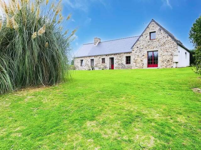 Ensemble immobilier de caractère comprenant une longère, un gîte et une maison à rénover, à 30 minutes de Lannion et proche de la Côte de Granit Rose.Longère +Gîte +Dépendance sous ardoise et atelier — photo du bien