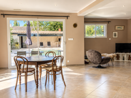 À 20 mn pied du centre d’Uzès, une villa récente aux beaux volumes, avec piscine et prestations de confort. — photo 4