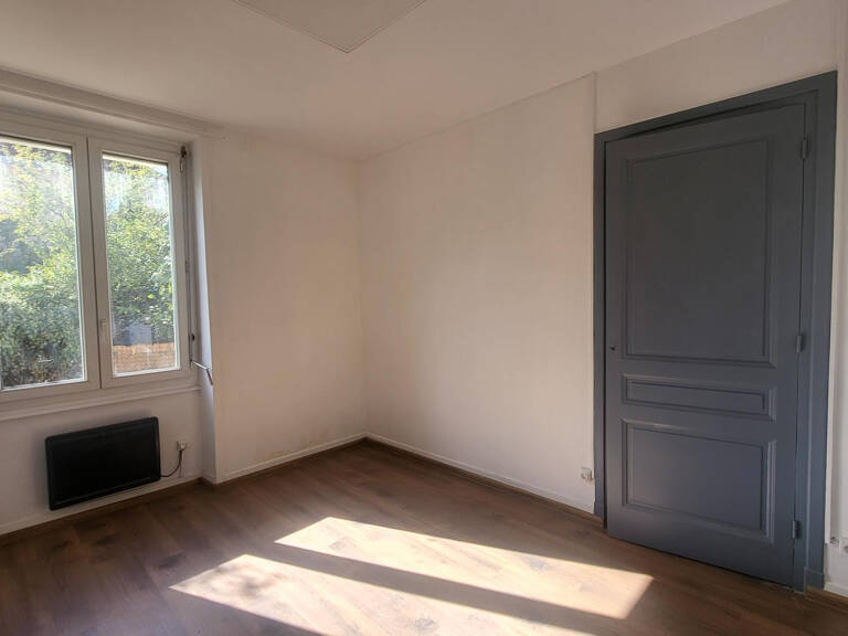 Grand studio à louer 750 EUR par mois à Décines Charpieu — photo 1