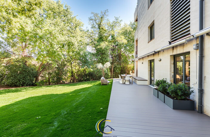 RARE : RDJ D'EXCEPTION AVEC JARDIN DE 400M2 — RÉSIDENCE VILLA CADENELLE — photo 2