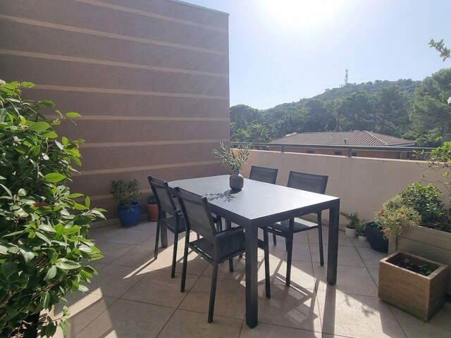 SAINT-RAPHAEL-LE DRAMONT  BEAU 3 PIECES A DEUX PAS DE LA PLAGE — photo du bien