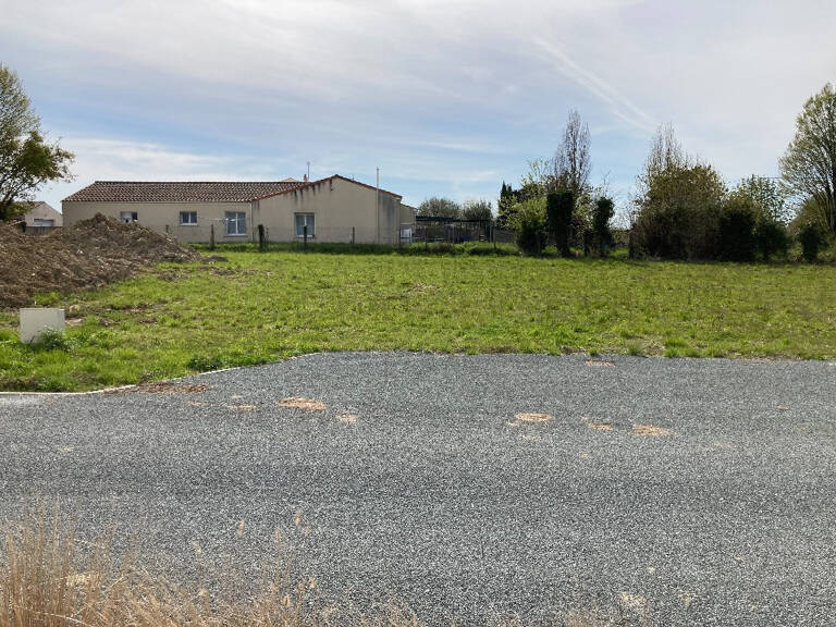 Terrain à bâtir à Saintes (17100) — photo 1