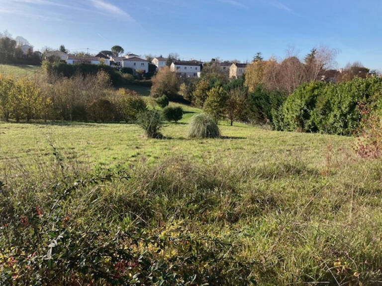 Terrain à bâtir à Saintes (17100) — photo 1