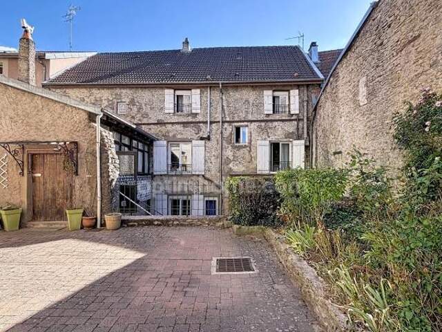 Maison de caractère de 219 m2 avec cour, garage et 2 appartements loués à BLAMONT — photo du bien