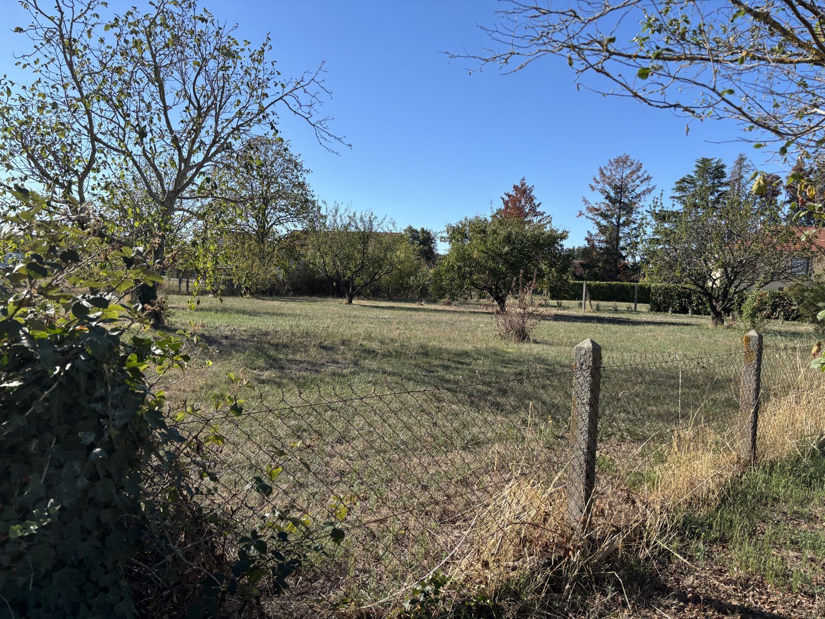 Terrain à bâtir de 1700 m² à BROUT-VERNET (03)