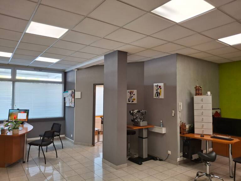 Local commercial polyvalent – Résidence Couronne de Gigny — photo 1