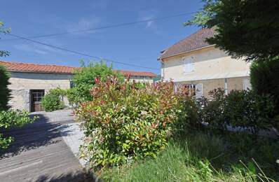 A vendre à SAINT HYMETIERE sur VALOUSE (A 1 heure de Lyon ou de Genève et 35 minutes d'Oyonnax ou de Lons le Saunier) Très belle maison de village — photo du bien