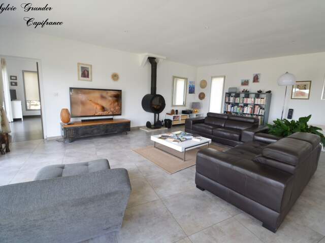 Dpt Bouches du Rhône (13), à vendre VERNEGUES maison P5 de 180 m² - Terrain de 1 300,00 m² - Plain pied — photo du bien