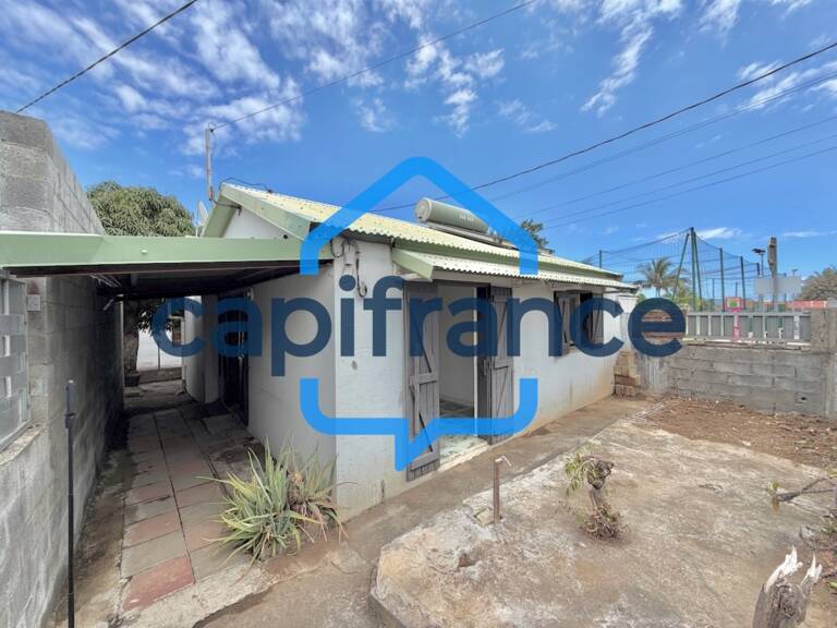 À vendre SAINT-LOUIS CENTRE – MAISON T3 DE PLAIN-PIED À RÉNOVER – TERRAIN DE 120 M² — photo 1