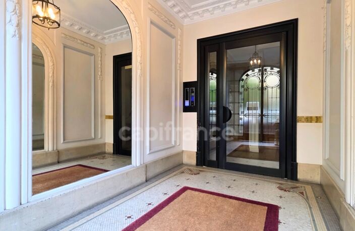 À VENDRE DUPLEX HAUSSMANNIEN DE 110 M² AVEC BALCON ET VUE SUR LA TOUR EIFFEL à NEUILLY SUR SEINE (92) — photo 2