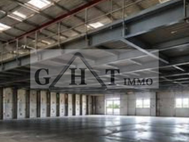 A LOUER 3800 M² ENTREPOT + BUREAUX  A  AMILLY — photo 1