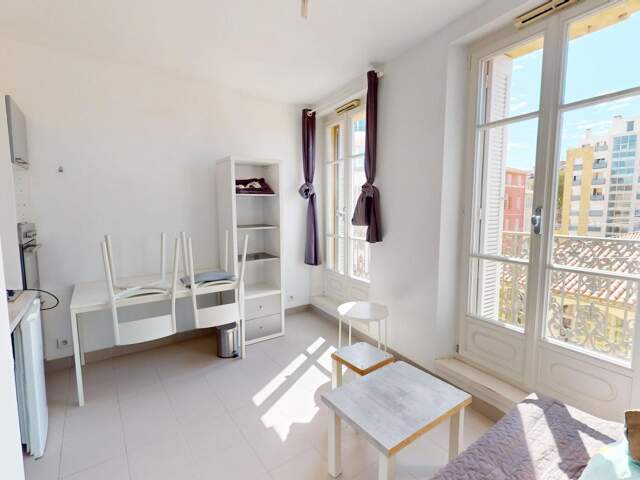 Appartement à vendre - Studio entièrement rénové - 2e arrondissement- 403 — photo du bien