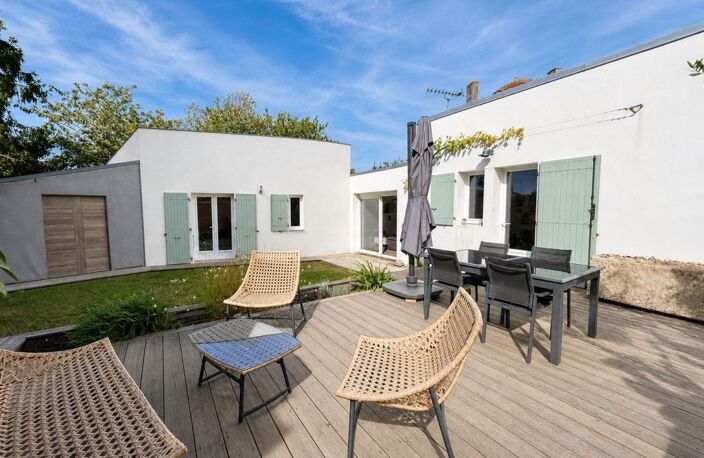LA JARRIE – CŒUR DE BOURG – PLAIN-PIED ATYPIQUE AVEC JARDIN — photo 2