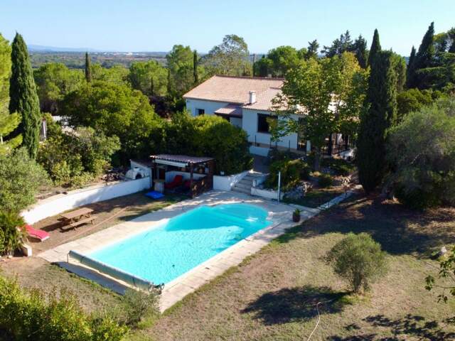 Villa de plain-pied avec piscine et espace bien-être — photo du bien