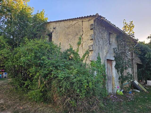 Bâtisse en pierre à rénover. — photo du bien