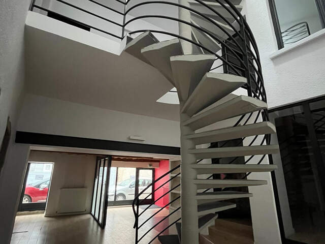 MONTBRISON CENTRE VILLE IMMEUBLE 300 M2 POUR ACTIVITES LIBER — photo du bien