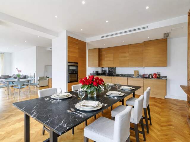 Carré d'or: Appartement 4/5 pièces, dernier étage 170 m², balcon — photo du bien