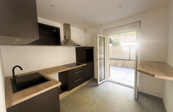 T4 entièrement rénové avec terrasses et jardin — photo 2