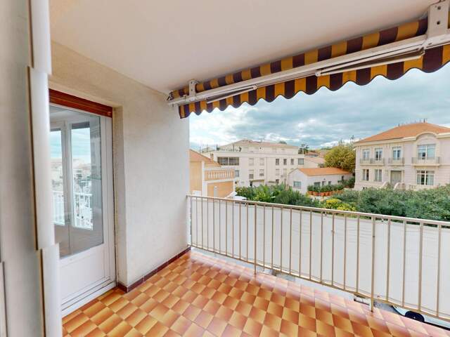 Appartement composé de 2 chambres- double séjour- balcon- cave et pkg — photo du bien