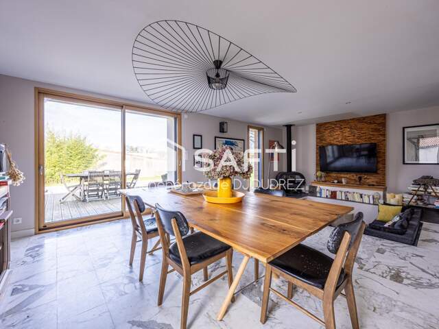 MAISON D'ARCHITECTE DE 172M² - 6 PIECES - TERRAIN PAYSAGE - PISCINE CHAUFFEE — photo du bien