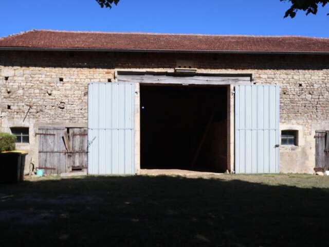 Grange de 142m2 au sol sur terrain de 693m2 — photo du bien