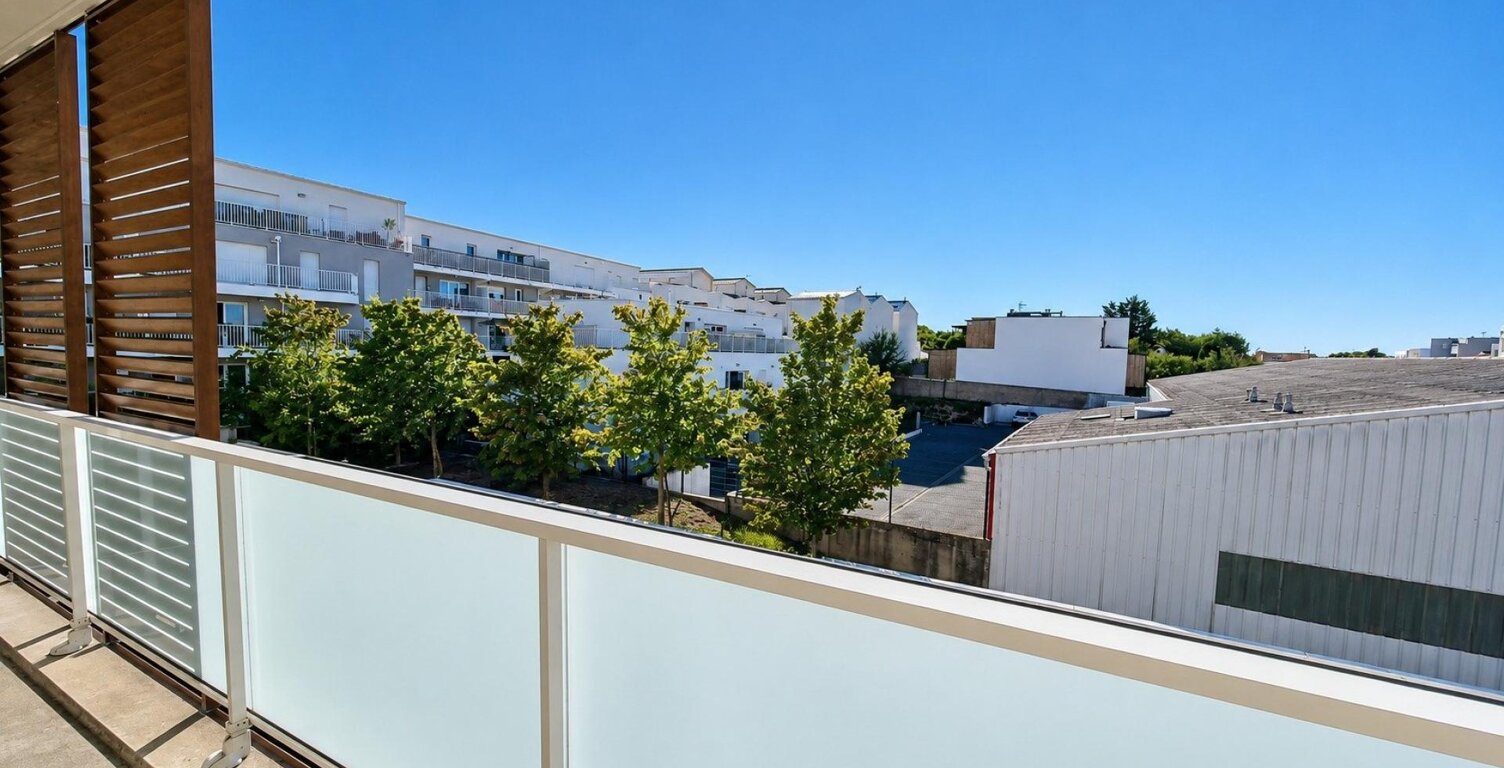 Deuxième étage - T2 récent avec balcon et vue dégagée ! — photo 1
