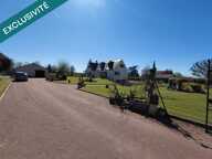 À vendre  Sur la commune de Denée, découvrez cette propriété offrant un cadre de vie agréable et un beau potentiel pour une famille, un artisan ou un projet professionnel/équestre.  Implantée sur un vaste terrain d'environ 5 000 m², cette maison bénéficie de nombreux espaces et dépendances permettant d'envisager différents projets : stockage, atelier, activité professionnelle, projet équestre ou simplement profiter d'un environnement extérieur généreux.  Une maison fonctionnelle et conviviale La maison se compose de :  3 chambres, idéales pour accueillir une famille ; 2 salles d'eau ; 1 cuisine équipée ; 1 salon-séjour chaleureux avec son bar, parfait pour recevoir famille et amis ; un grand sous-sol aménagé, véritable espace de vie supplémentaire. Le sous-sol constitue un atout majeur de la propriété. Aménagé pour profiter pleinement des beaux jours, il dispose notamment de sa propre cuisine et d'une douche, offrant un espace convivial pour passer du temps en famille ou entre amis durant l'été.  La propriété dispose également d'une cave.  Un extérieur aux multiples possibilités Avec ses 5 000 m² de terrain, cette propriété offre un espace rare et recherché, avec de nombreuses possibilités d'aménagement selon vos envies et même piscinable.  Les dépendances viennent compléter l'ensemble et représentent un véritable atout pour un artisan souhaitant disposer d'espaces de travail, d'atelier ou de stockage.  Parmi ces dépendances, vous trouverez notamment d'anciens box à chevaux, offrant un potentiel intéressant pour les amateurs d'équitation ou pour toute personne souhaitant développer un projet équestre, du stockage ou encore un espace annexe selon les besoins.  Les atouts ? Environ 5 000 m² de terrain ? 3 chambres ? 2 salles d'eau ? Cuisine équipée ? Salon-séjour avec bar ? Grand sous-sol aménagé avec cuisine et douche ? Cave ? Nombreuses dépendances ? Anciens box à chevaux ? Potentiel pour artisan / atelier / stockage ? Possibilité de projet équestre ? Nombreuses possibilités d'aménagement  Une propriété pleine de potentiel à découvrir sans tarder !  Que vous soyez à la recherche d'une maison familiale avec de grands espaces, d'un lieu permettant d'exercer votre activité d'artisan, ou encore d'une propriété offrant la possibilité d'un projet équestre, cette maison saura vous séduire par ses volumes, ses dépendances et son vaste terrain. — photo 2