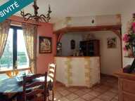 À vendre  Sur la commune de Denée, découvrez cette propriété offrant un cadre de vie agréable et un beau potentiel pour une famille, un artisan ou un projet professionnel/équestre.  Implantée sur un vaste terrain d'environ 5 000 m², cette maison bénéficie de nombreux espaces et dépendances permettant d'envisager différents projets : stockage, atelier, activité professionnelle, projet équestre ou simplement profiter d'un environnement extérieur généreux.  Une maison fonctionnelle et conviviale La maison se compose de :  3 chambres, idéales pour accueillir une famille ; 2 salles d'eau ; 1 cuisine équipée ; 1 salon-séjour chaleureux avec son bar, parfait pour recevoir famille et amis ; un grand sous-sol aménagé, véritable espace de vie supplémentaire. Le sous-sol constitue un atout majeur de la propriété. Aménagé pour profiter pleinement des beaux jours, il dispose notamment de sa propre cuisine et d'une douche, offrant un espace convivial pour passer du temps en famille ou entre amis durant l'été.  La propriété dispose également d'une cave.  Un extérieur aux multiples possibilités Avec ses 5 000 m² de terrain, cette propriété offre un espace rare et recherché, avec de nombreuses possibilités d'aménagement selon vos envies et même piscinable.  Les dépendances viennent compléter l'ensemble et représentent un véritable atout pour un artisan souhaitant disposer d'espaces de travail, d'atelier ou de stockage.  Parmi ces dépendances, vous trouverez notamment d'anciens box à chevaux, offrant un potentiel intéressant pour les amateurs d'équitation ou pour toute personne souhaitant développer un projet équestre, du stockage ou encore un espace annexe selon les besoins.  Les atouts ? Environ 5 000 m² de terrain ? 3 chambres ? 2 salles d'eau ? Cuisine équipée ? Salon-séjour avec bar ? Grand sous-sol aménagé avec cuisine et douche ? Cave ? Nombreuses dépendances ? Anciens box à chevaux ? Potentiel pour artisan / atelier / stockage ? Possibilité de projet équestre ? Nombreuses possibilités d'aménagement  Une propriété pleine de potentiel à découvrir sans tarder !  Que vous soyez à la recherche d'une maison familiale avec de grands espaces, d'un lieu permettant d'exercer votre activité d'artisan, ou encore d'une propriété offrant la possibilité d'un projet équestre, cette maison saura vous séduire par ses volumes, ses dépendances et son vaste terrain. — photo 3