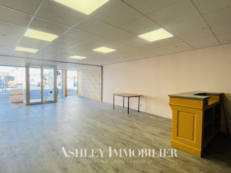 À LOUER   LOCAL COMMERCIAL 150 m2 ROCHEFORT   PLACE COLBERT — photo 1