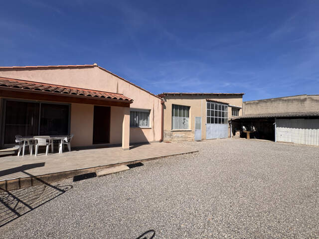 MAISON DE TYPE 3 AVEC GRAND HANGAR A VENDRE SUR PEYROLLES EN — photo du bien