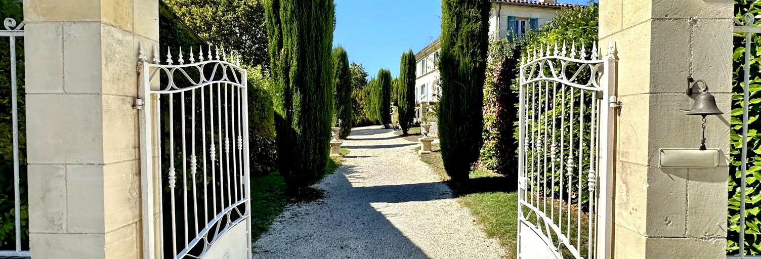 Maison 10 Pièces 285 m² à vendre à Saint-Dizant-du-Gua (17240)