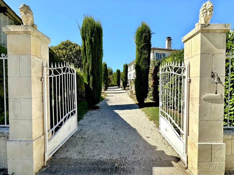 PROPRIÉTÉ DU 19E - DEUX LOGEMENTS INDÉPENDANTS - PISCINE ET TERRAIN DE 1,1 HA – ESTUAIRE DE LA GIRONDE. — photo 1