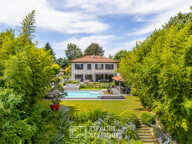 Maison contemporaine avec piscine à l'abri des regards et une vue dégagée — photo 2