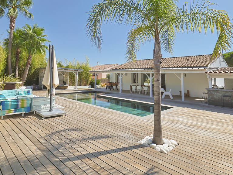 Villa de plain-pied + garage et piscine traditionnelle, bar, pool-house, et nombreuses annexes — photo 1