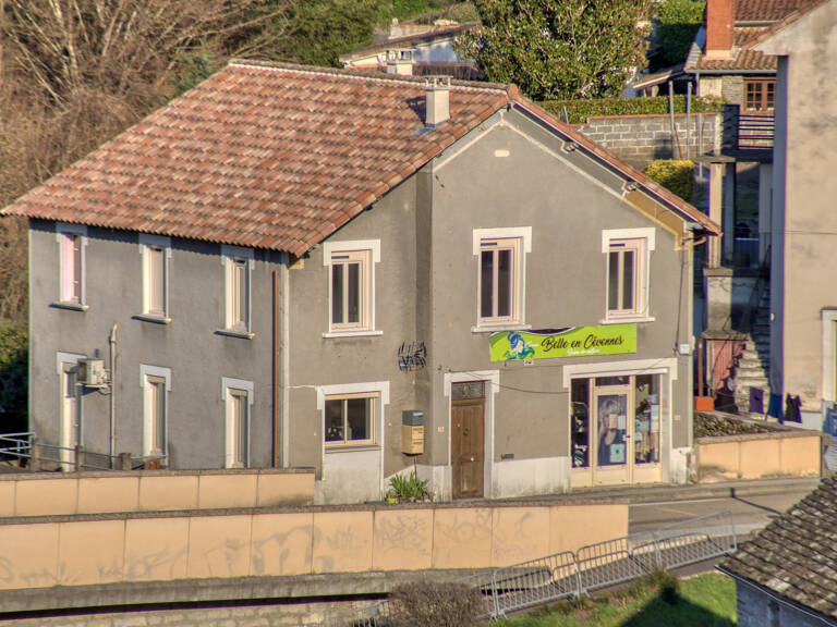 Maison de Village 2 Appartements, Local Commercial et Garage — photo 1