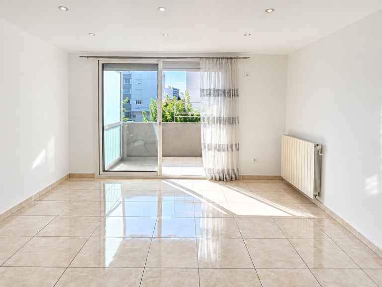 Appartement T4 de 70 m2, avec terrasse et place de parking , quartier Capouchiné — photo 1
