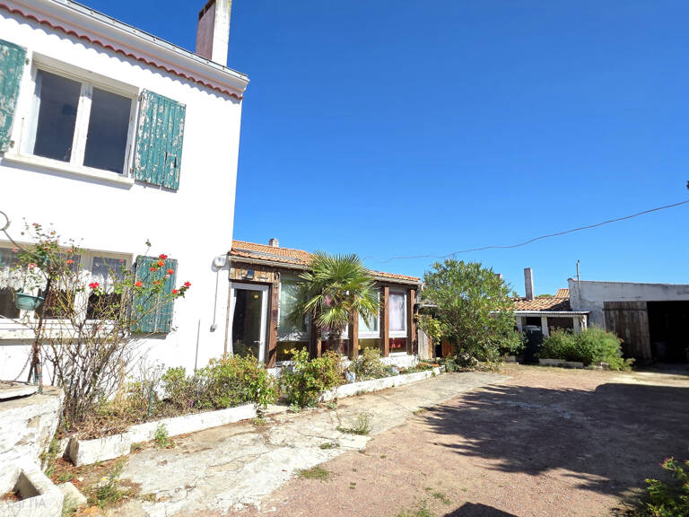 PROPRIÉTÉ À RÉNOVER AVEC MAISONS ET NOMBREUSES DÉPENDANCES   À 5 MINUTES À VÉLO DE LA PLAGE — photo 1